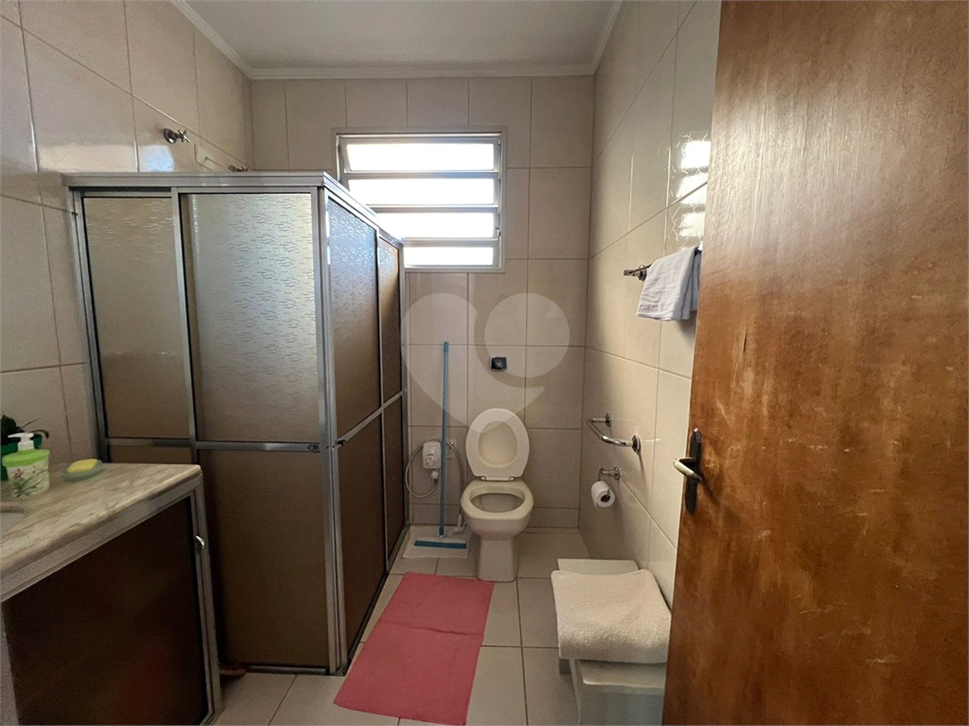 Ampla casa no condomÍnio Parque Fehr, contendo: