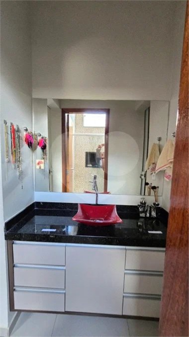 Casa em condomínio Alvorada em Araraquara com 3 dormitórios e piscina
