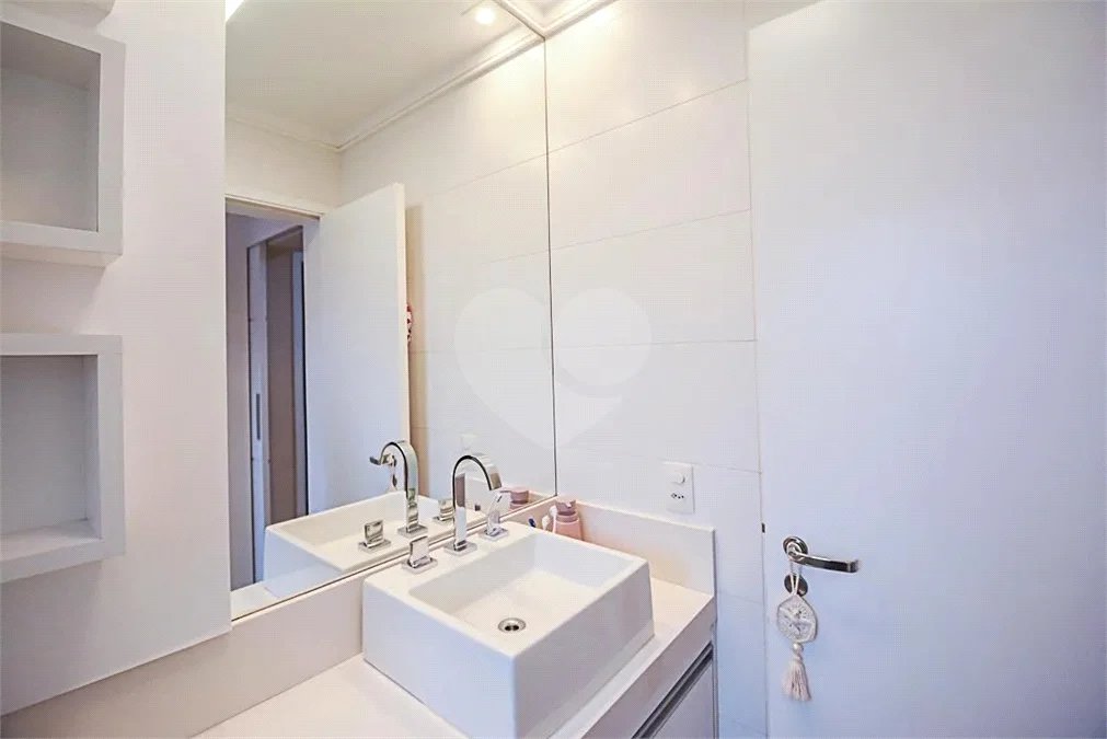Espaço, conforto e uma localização privilegiada fazem deste apartamento mobiliado no Baeta Neves, em São Bernardo do Campo, uma excelente opção para seu novo lar. Com 118 m², três dormitórios e quatro banheiros, o imóvel oferece ambientes amplos para acomodar a família e receber amigos com comodidad