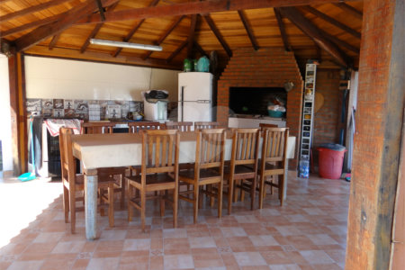 Indaiatuba- Jardins dos Laranjais - Chácara dentro do Vale das Laranjeiras, segundo portão: Jardim dos Laranjais. 3 quartos, 1 banheiro social, 1 sala espaçosa de TV, 1 sala de jantar, cozinha, 1 varanda fechada com portas Blindex. Quiosque, piscina, capela com bancos e altar,