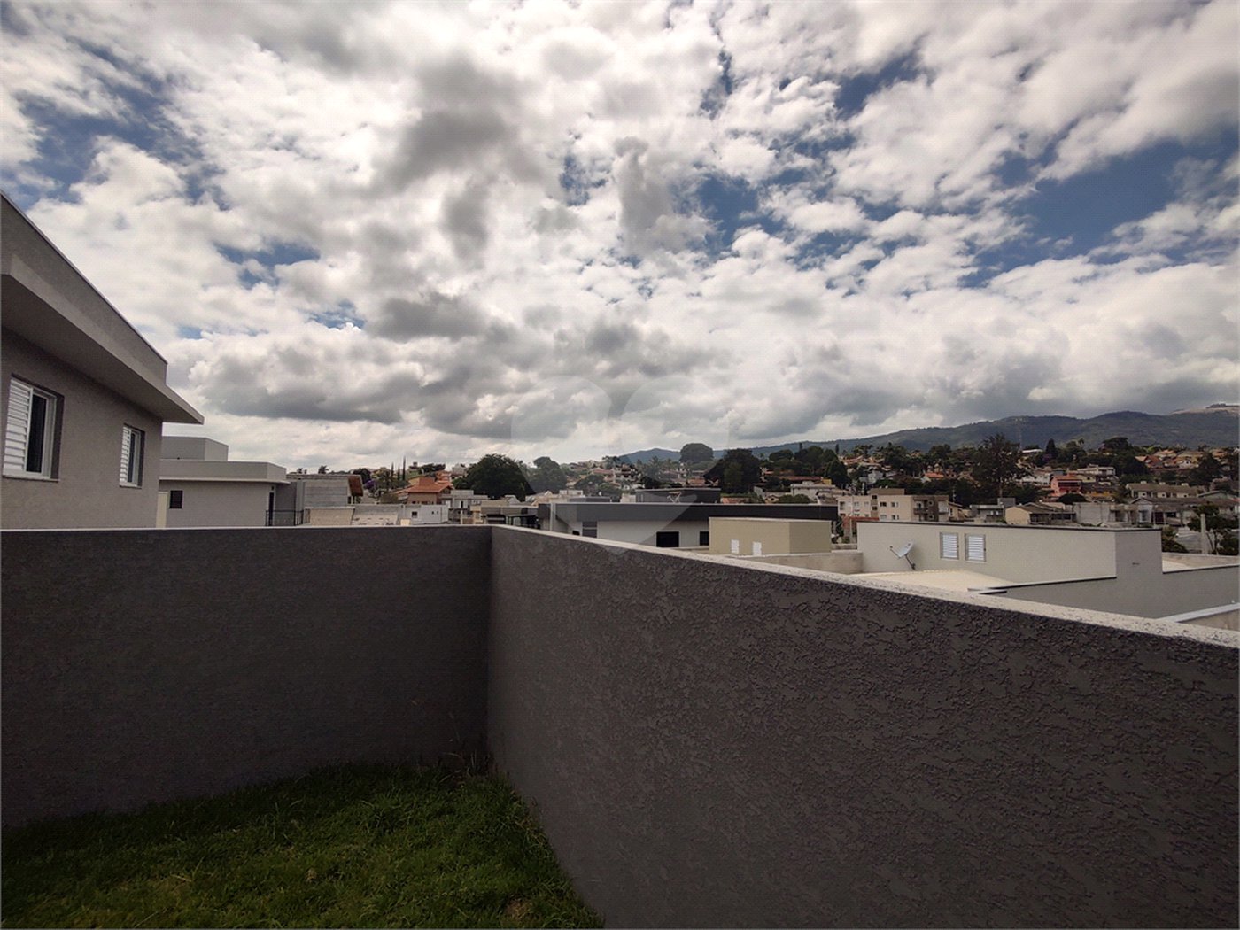 Casa térrea em Atibaia com 3 suítes, sala 2 ambientes, 2 vagas garagem, excelente localização, pronta para morar