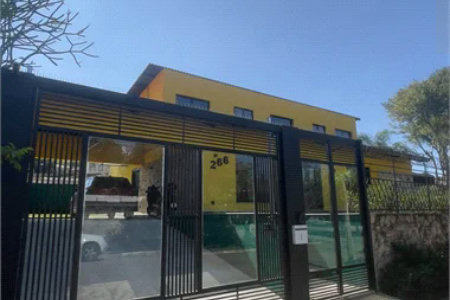 Incrível imóvel comercial com 250 metros de área construída com 5 salas e 2 cozinhas com 5 vags no caxingui