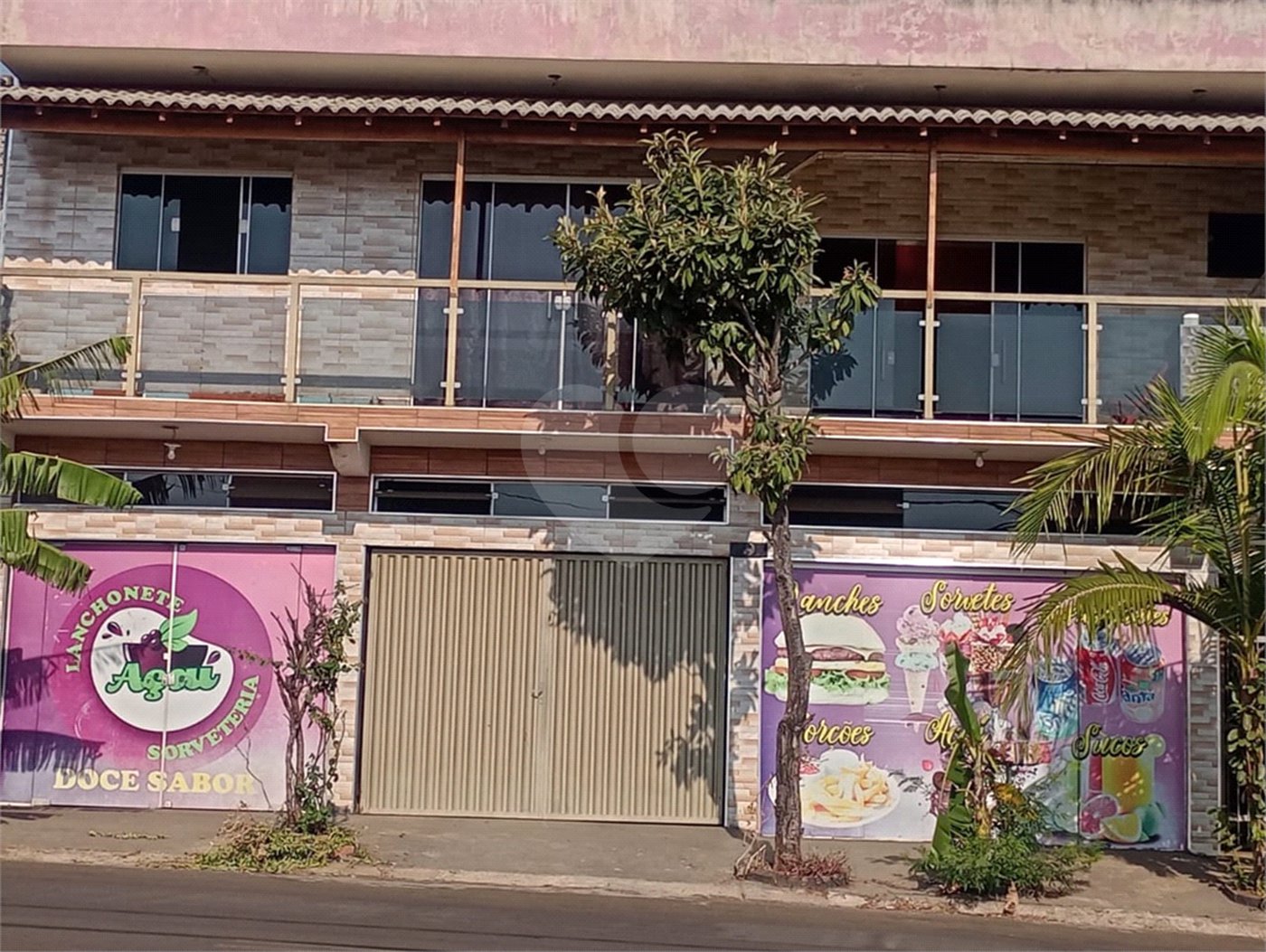 Sobrado 3 quartos e área comercial em baixo.