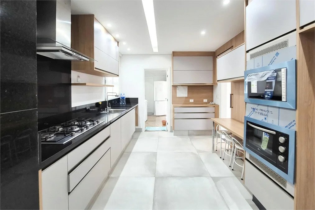 Cobertura sofisticada no Jardim do Mar, em São Bernardo do Campo, com 4 dormitórios, closet, hidromassagem, varanda, 5 vagas de garagem e lazer completo. Ideal para quem busca conforto e exclusividade.