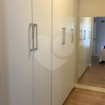 Apartamento de 130 m² com três dormitórios, sendo uma suíte, com armários embutidos, dependências de empregado e lavabo