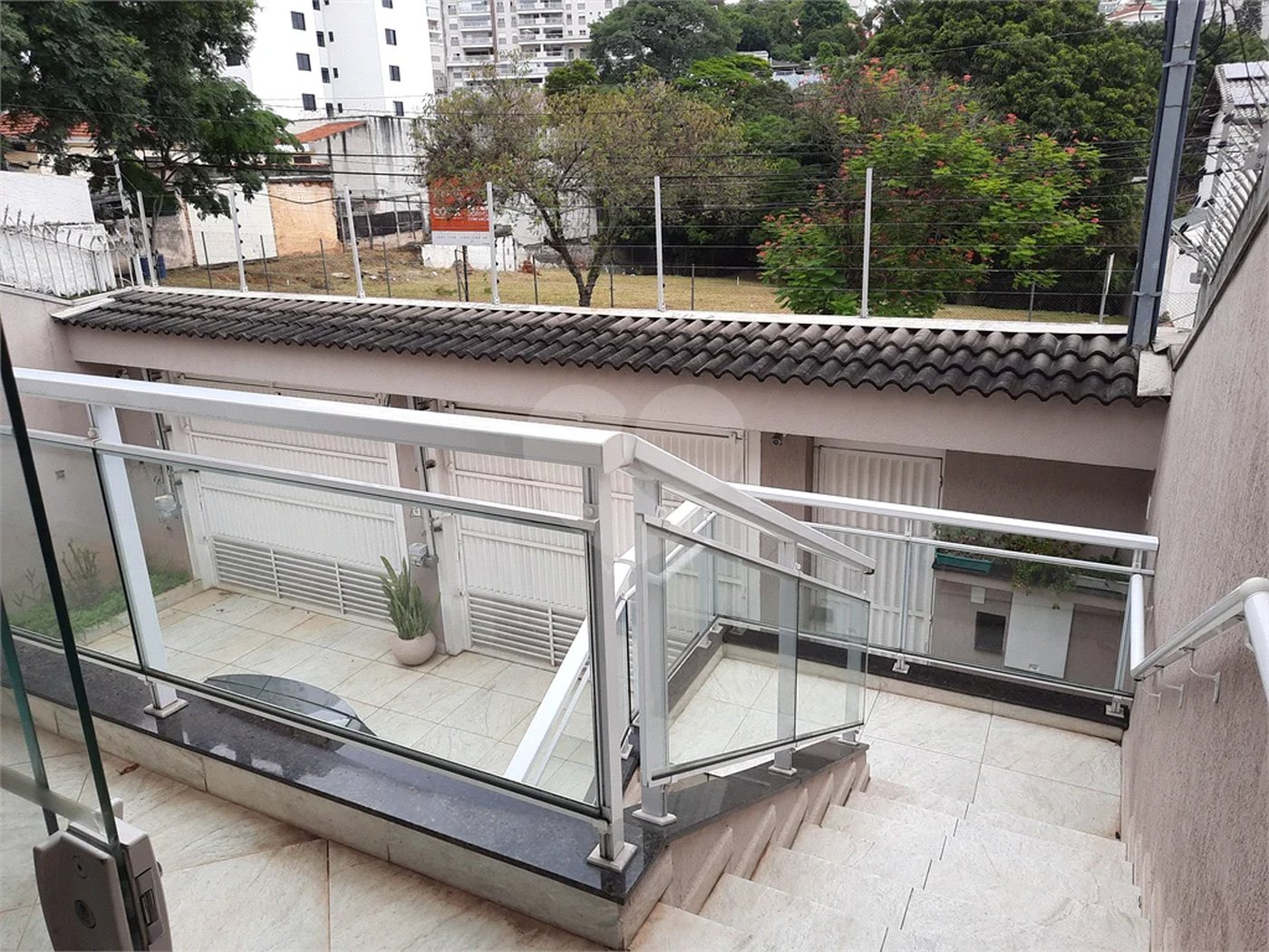 casa térrea na Vila Romana, 07 vagas de garagem, 4 quartos,, sendo 1 suíte amplo quintal.