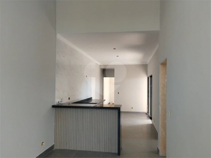 Casa em Atibaia com 3 dormitórios (1 suíte), sala 2 ambientes, piscina, 2 vagas de garagem, aceita financiamento