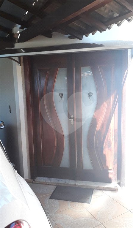 Sobrado com 3 dormitórios, sendo 2 suítes, uma delas master.