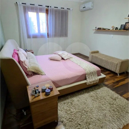 Refúgio de Alto Padrão em Condomínio Fechado: Natureza, Charme e 5.500m² de Terreno