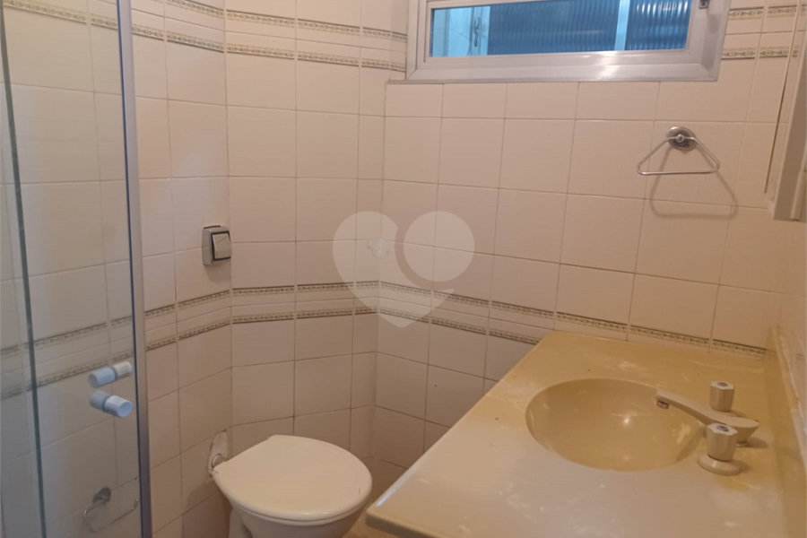 Apartamento super bem localizado, com 01 dormitório e armário embutido