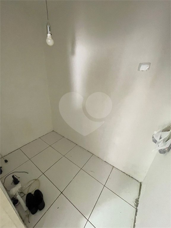 Casa térrea e salão comercial a venda no Jardim Bandeirantes.