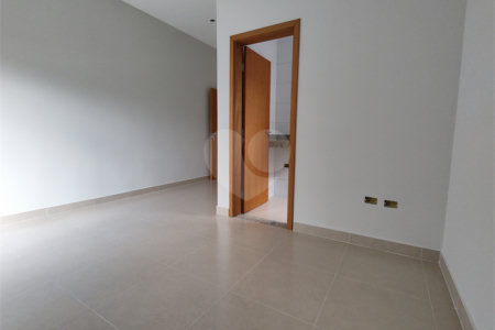 Casa térrea em Atibaia com 3 suítes, sala 2 ambientes, 2 vagas garagem, excelente localização, pronta para morar