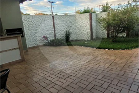 Casa Exclusiva com Pé-Direito Alto e Área Gourmet no Jardim Paraíso