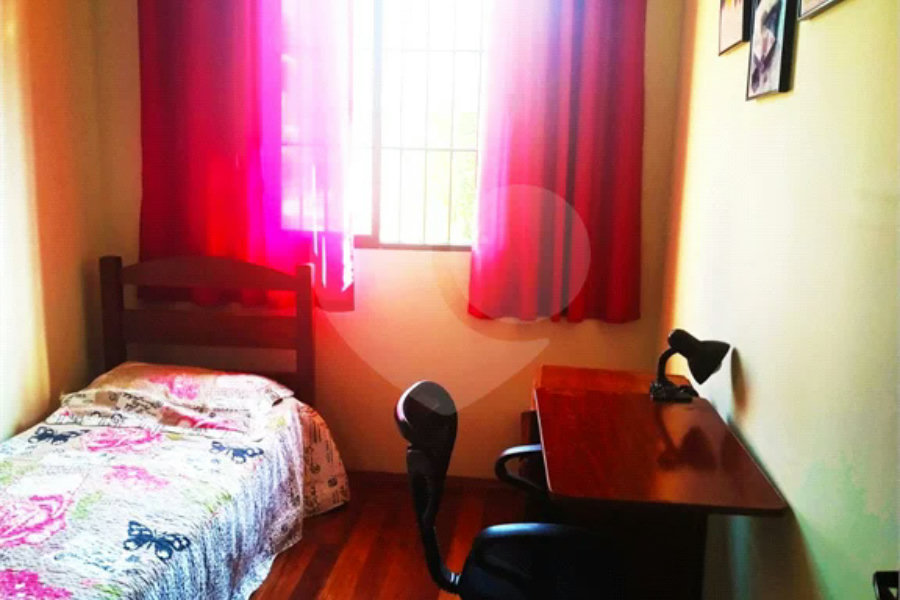 Linda Casa com 04 Dorm 01 Suíte 04 Vagas na Vila Santa Catarina para Venda.