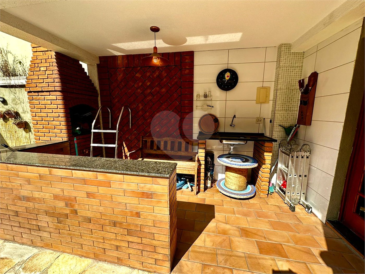 Casa com Piscina e Churrasqueira | 2 Suítes | Edícula | 3 Vagas | 275m²