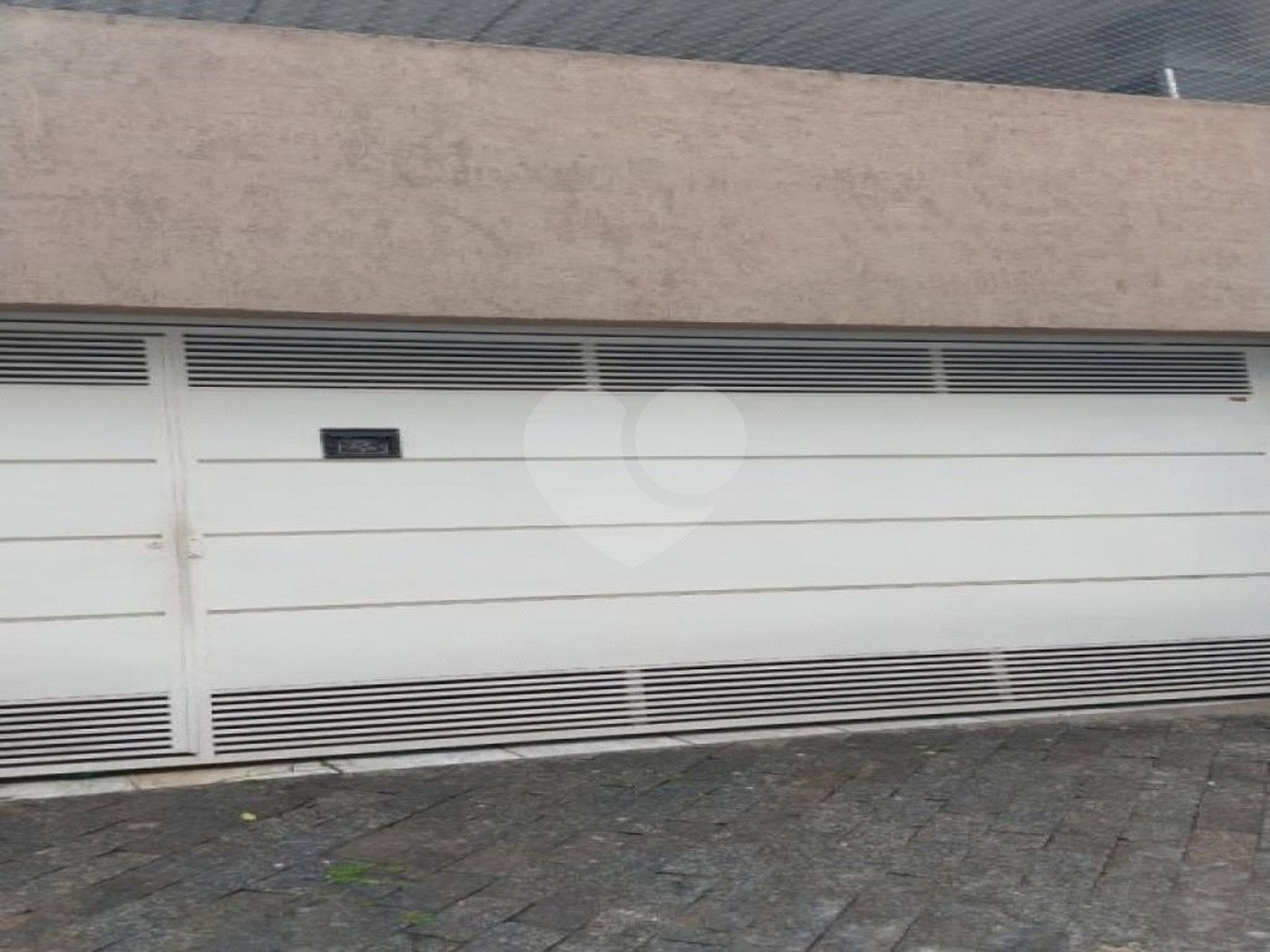 Lindo Sobrado em rua tranquila.