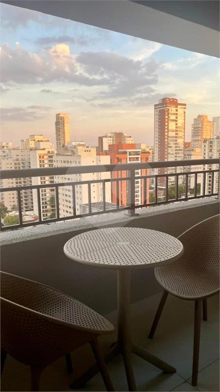Apartamento mobiliado no Planalto Paulista com 1 dormitório e varanda.