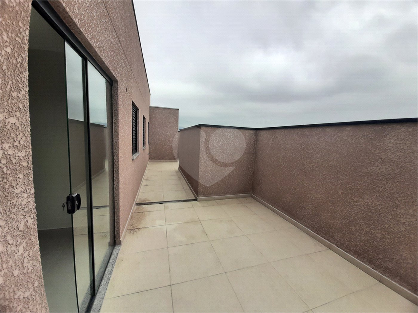 Apartamento COBERTURA com 66m2, 3 quartos, banheiro, sala, cozinha, quintal e 1 vaga