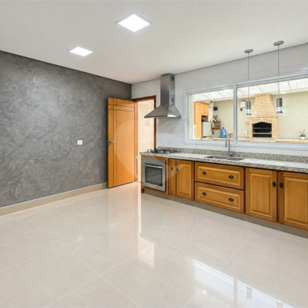 Sobrado geminado com 185 m², 3 suítes, closet, 4 vagas, área gourmet, sótão, energia solar, aquecimento de água e sistema completo de segurança.