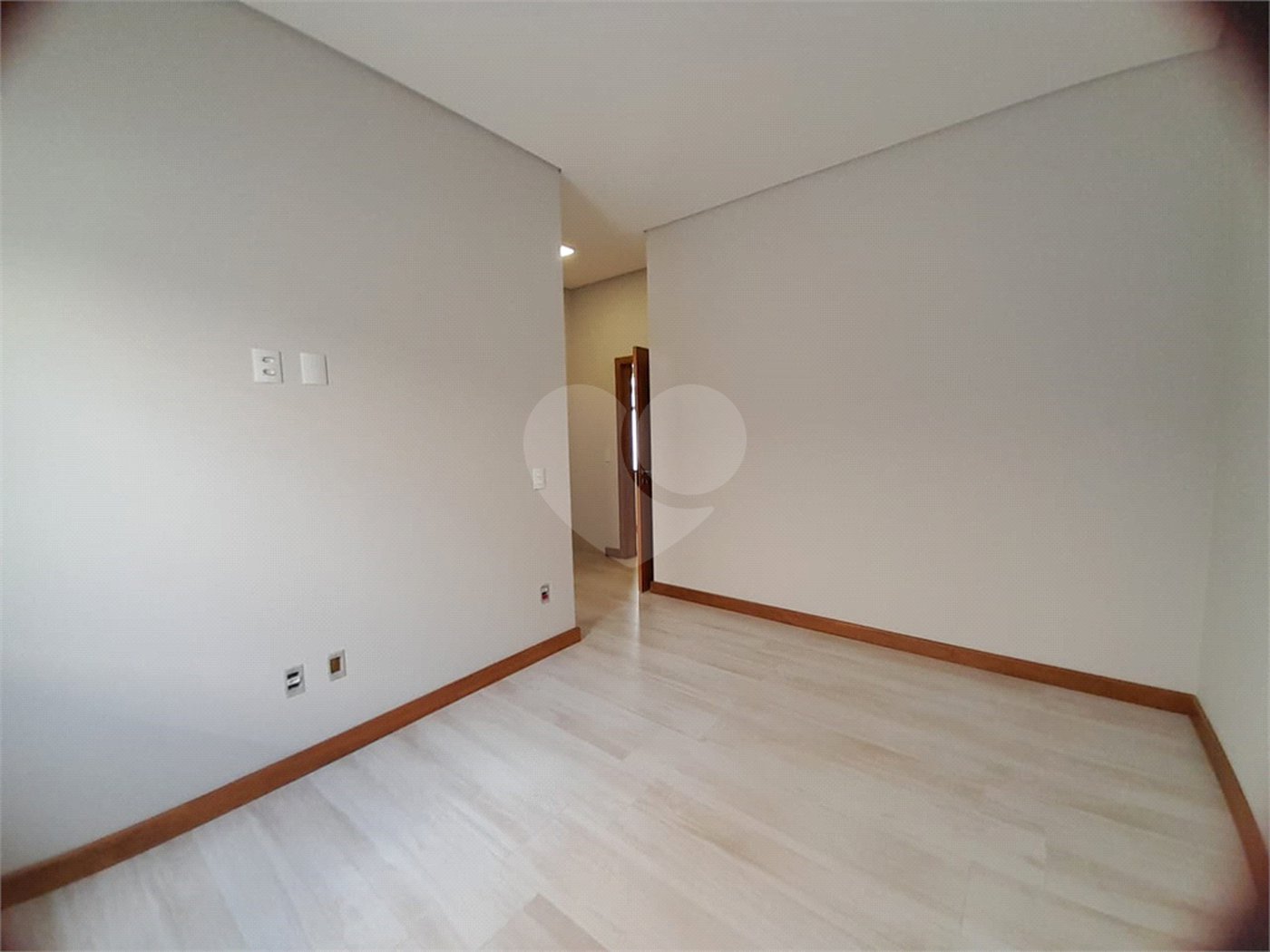 Belíssima Casa à Venda no Condomínio Damha IV