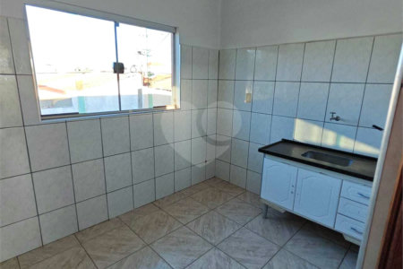 ?Oportunidade Única em São Carlos: Salão Comercial + Casa Independente nos Fundos – Ideal para Investidores!