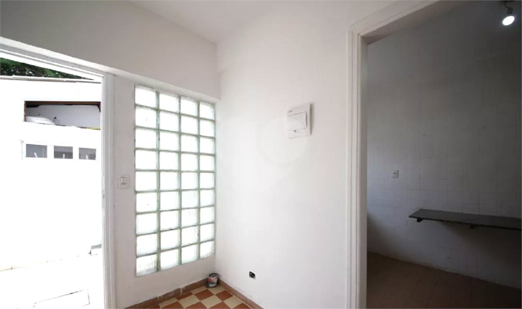 Casa à venda no Campo Belo de 200 metros quadrados, com 3 casas no terreno.