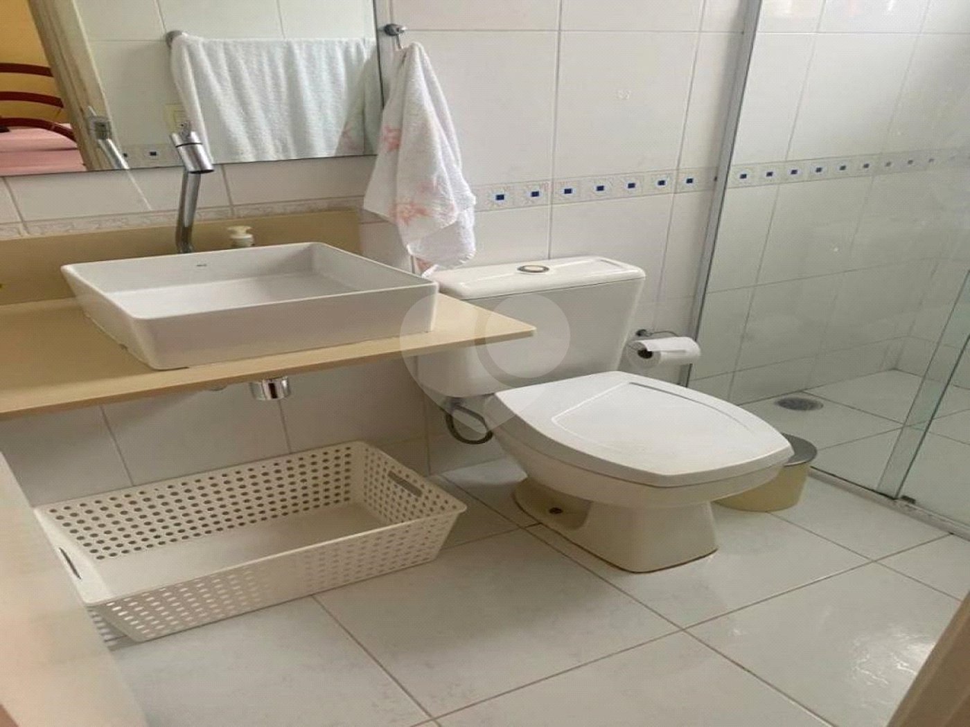 Sobrado à venda com 150 metros de área util e possui 3 dormitórios, sendo 1 suíte.