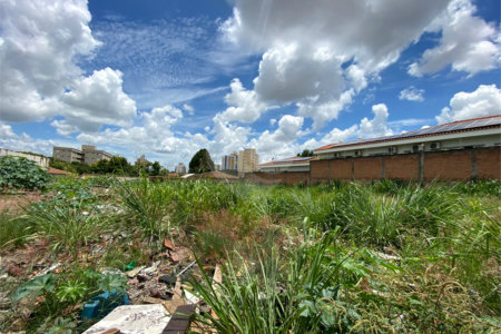 Terreno com 1.107,00 de área total.