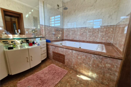 Casa à venda com 4 suítes no condomínio Villa Viana II, Cotia - SP