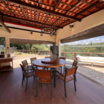 Chácara com excelente infraestrutura, contendo casa com 8 dormitórios, 900 m² de área construída, área total de 3000m², piscina adulto e infantil, churrasqueira, quadra gramada de futebol - Rio Acima - Atibaia/SP 900 m² Área construída 3.000 m² Área do terreno