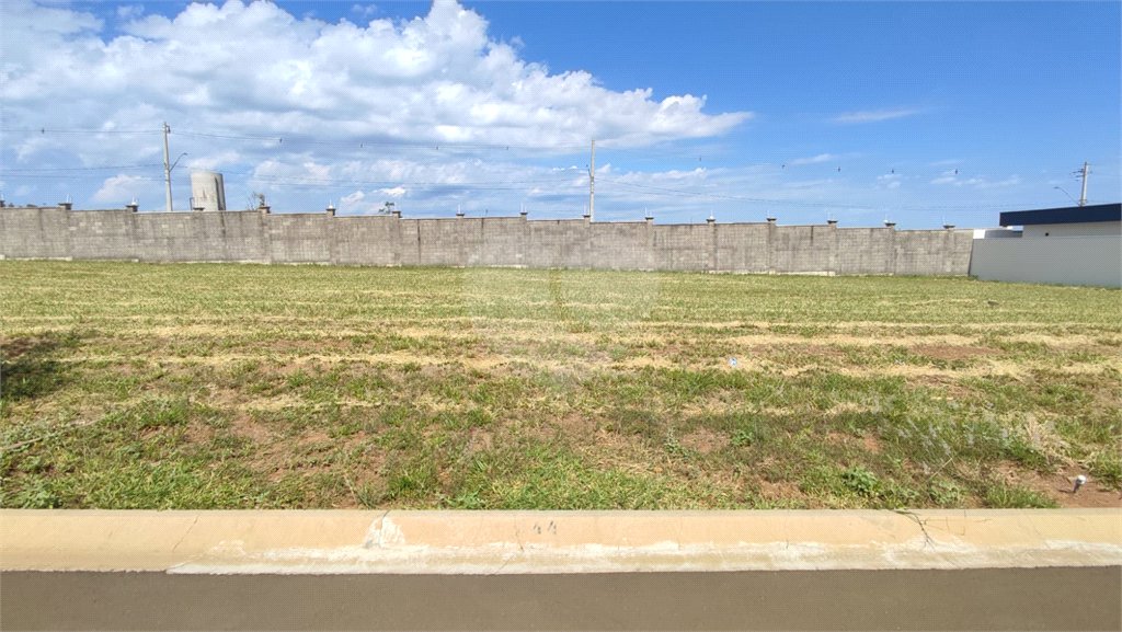 Lote à Venda em São Carlos, no Condomínio Villeneuve I