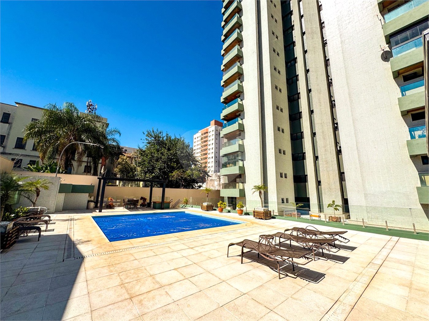 Apartamento à Venda no Centro de São Carlos - com 3 Suítes.