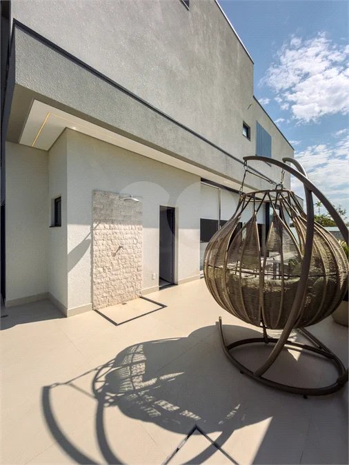 Indaiatuba - Condominio Villa Sapezal - 318 m² de Terreno - 230 m² de Área Construída - 3 suítes, sendo 1 Master com closet planejado - Sala de TV - Sala de estar integrada à Sala de jantar - Cozinha com móveis planejados - Despensa - Escritório planejado - Lavabo - Piscina com preparação para aquec