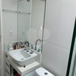 Sobrado com 3 quartos e garagem para 5 veículos.