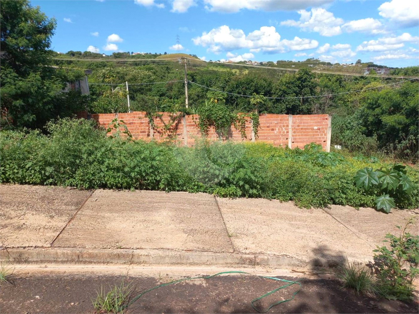 Terreno com 305,82 m² .