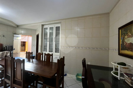 Casa à Venda na Rua Principal do Parque Fehr com Aquecedor Solar