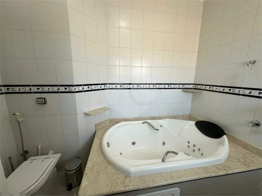 Casa à venda com 3 suítes no condomínio Recanto dos Paturis, Vinhedo - SP