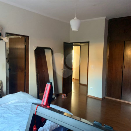 Casa térrea com 3 suítes.