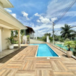 Casa em condomínio Impecável, 4 dorms / 2 suítes, varanda gourmet, piscina, 3 lareiras