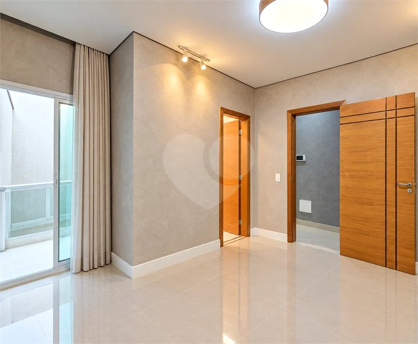 Sobrado geminado com 185 m², 3 suítes, closet, 4 vagas, área gourmet, sótão, energia solar, aquecimento de água e sistema completo de segurança.