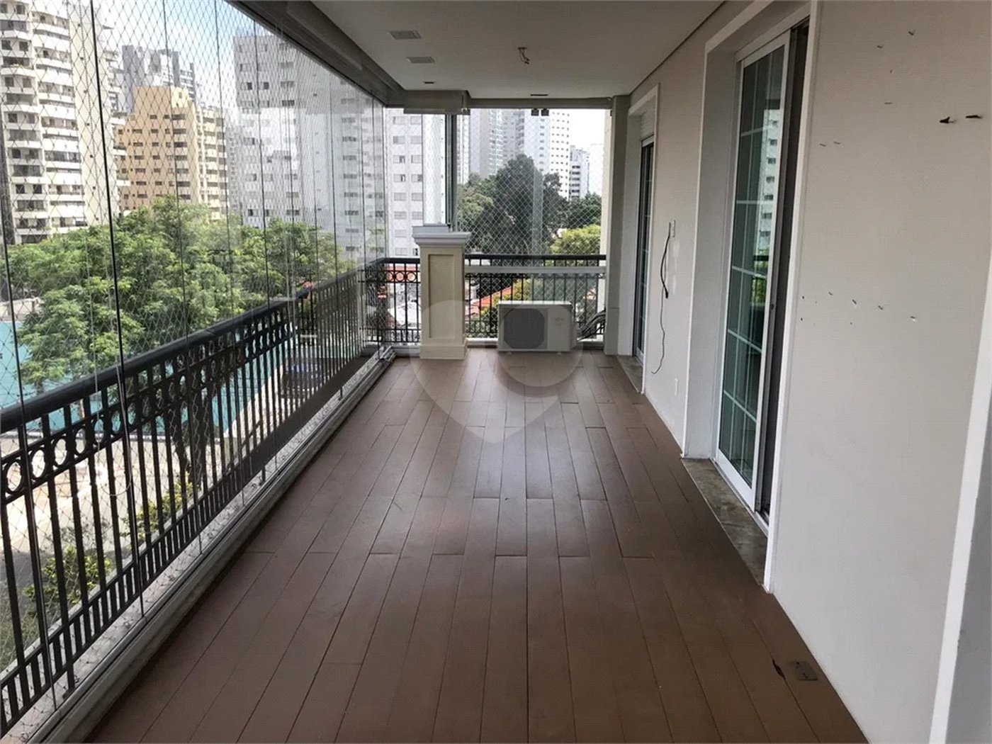Apto 220 metros no Campo Belo. varanda, 5 vagas, 3 suítes. Visite