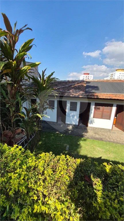 Casa com Piscina, Sauna e Edícula em Rua Arborizada no Tremembé