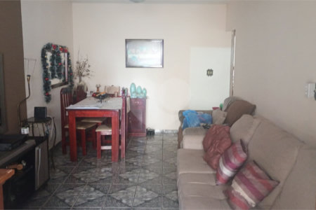 Sobrado à venda com 3 quartos, sendo 1 suíte, em Parque Residencial Maria Stella Faga, São Carlos, SP