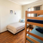 Apartamento á venda no centro com dois dormitórios e sacada.