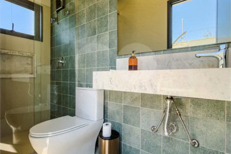 Indaiatuba - Condominio Villa Sapezal - 318 m² de Terreno - 230 m² de Área Construída - 3 suítes, sendo 1 Master com closet planejado - Sala de TV - Sala de estar integrada à Sala de jantar - Cozinha com móveis planejados - Despensa - Escritório planejado - Lavabo - Piscina com preparação para aquec
