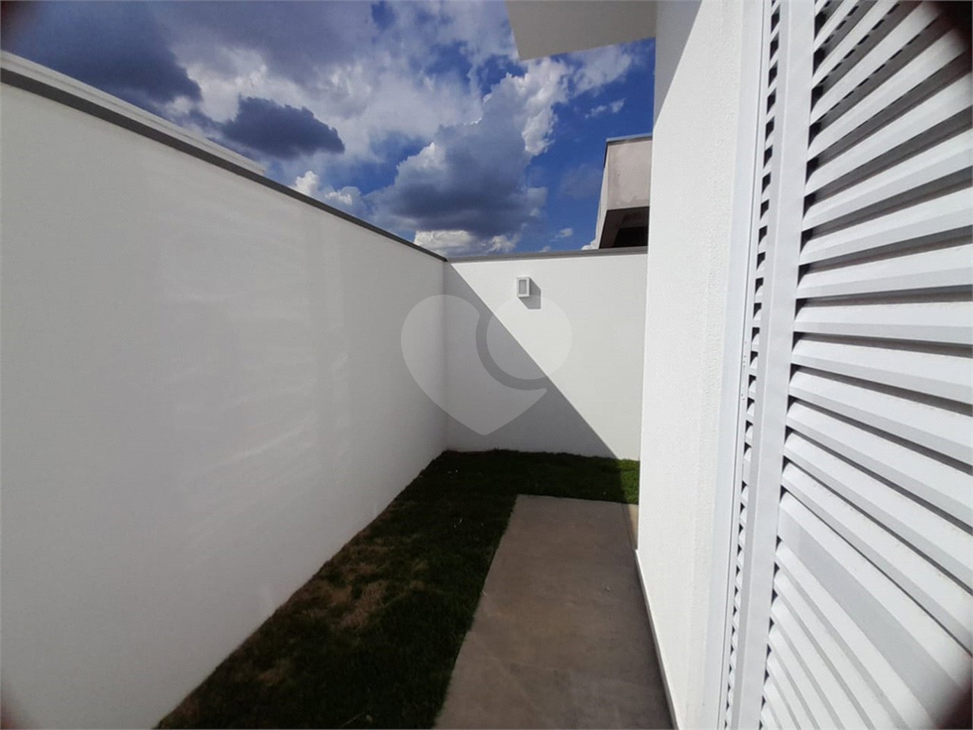 Belíssima Casa à Venda no Condomínio Damha IV