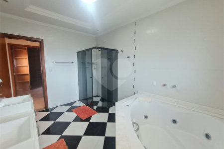 Casa à venda com 3 suítes em Interlagos, São Paulo, SP