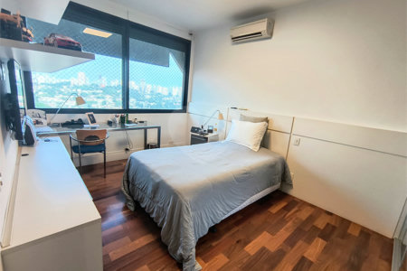 Este amplo apartamento de 290 m², completamente reformado, reúne sofisticação,