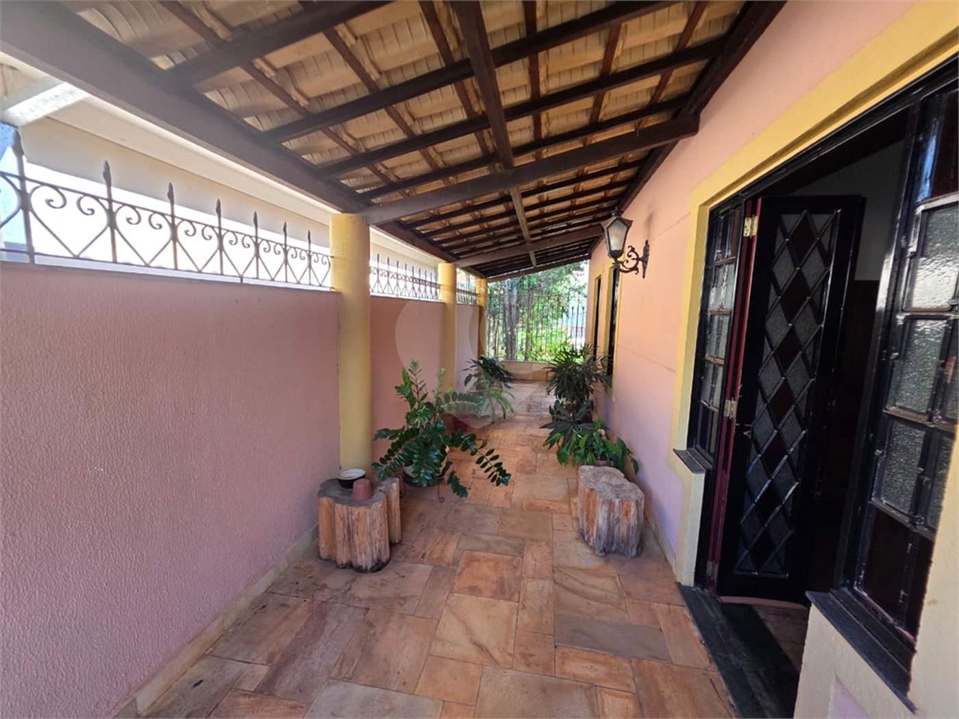 Casa Térrea 5 quartos bem localizada com piscina.