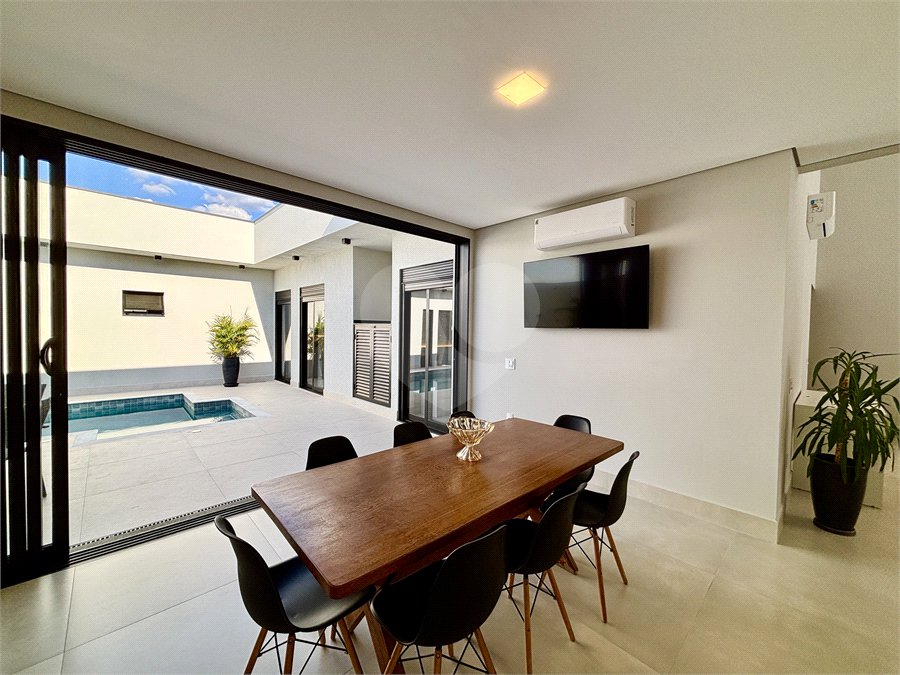 Indaiatuba - Sp - Condominio Maria Candida - R$ 2.250.000,00 - 3 suítes, sendo 1 master com closet e banheiro com duas cubas e dois chuveiros - Escritório - Piscina em Alvenaria aquecida e Hidro com Iluminação - Ar Condicionado instalado em todos os quartos, escritorio, sala e area gourmet